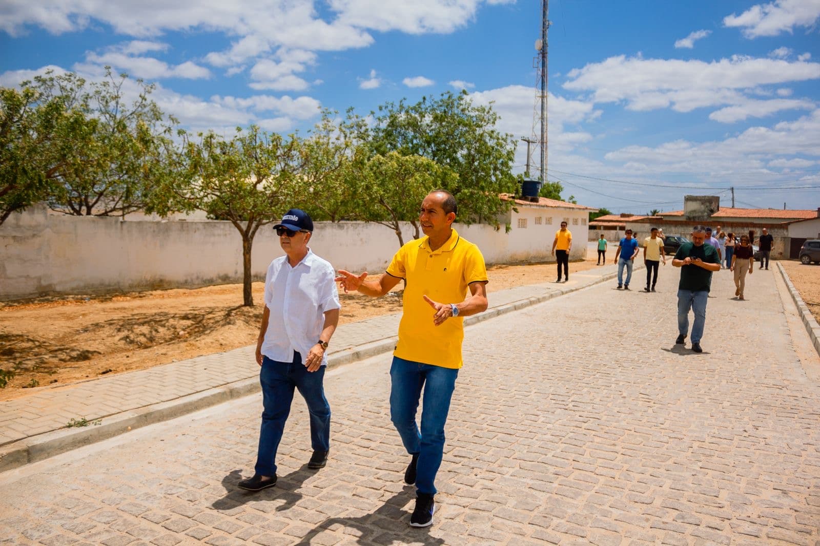 Em Jardim de Angicos, Rogério Marinho visita obras e entrega ambulância para a cidade
