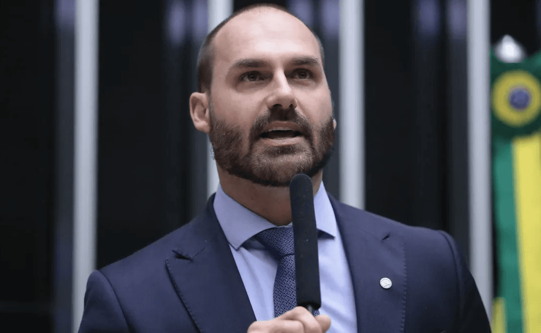 Eduardo Bolsonaro vê com “otimismo” conversa entre Trump e Lula e fala em crise institucional no Brasil