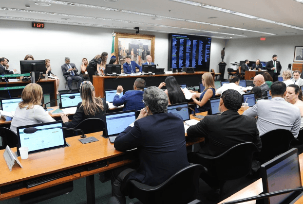 Câmara reage ao STF e aprova PL que reduz poder de decisões individuais de ministros