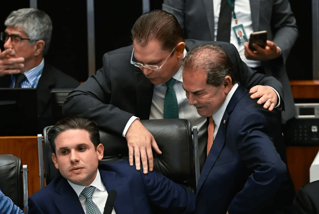 Câmara aprova PL que reduz pena de Bolsonaro e condenados do 8 de Janeiro