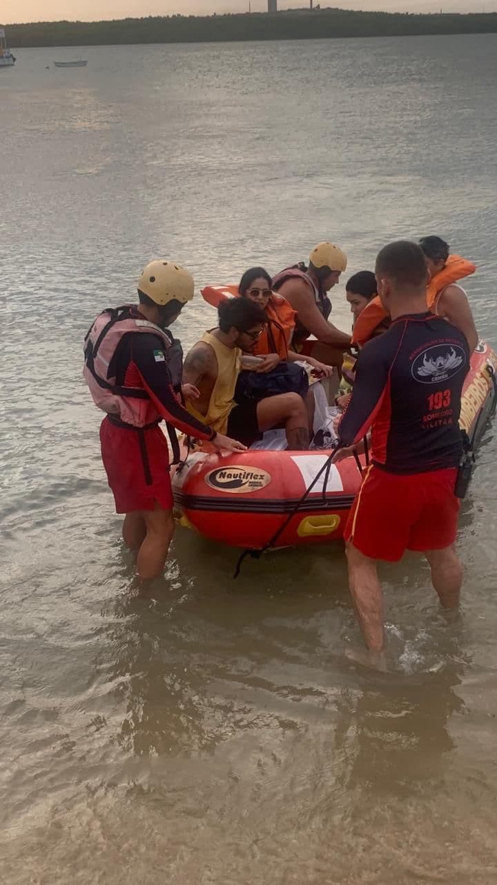 Bombeiros do RN resgatam 18 pessoas após princípio de incêndio em embarcação turística em Natal