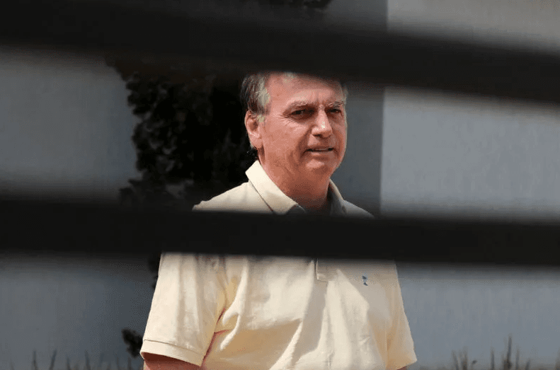 Bolsonaro completa um mês preso e aguarda definição de cirurgia