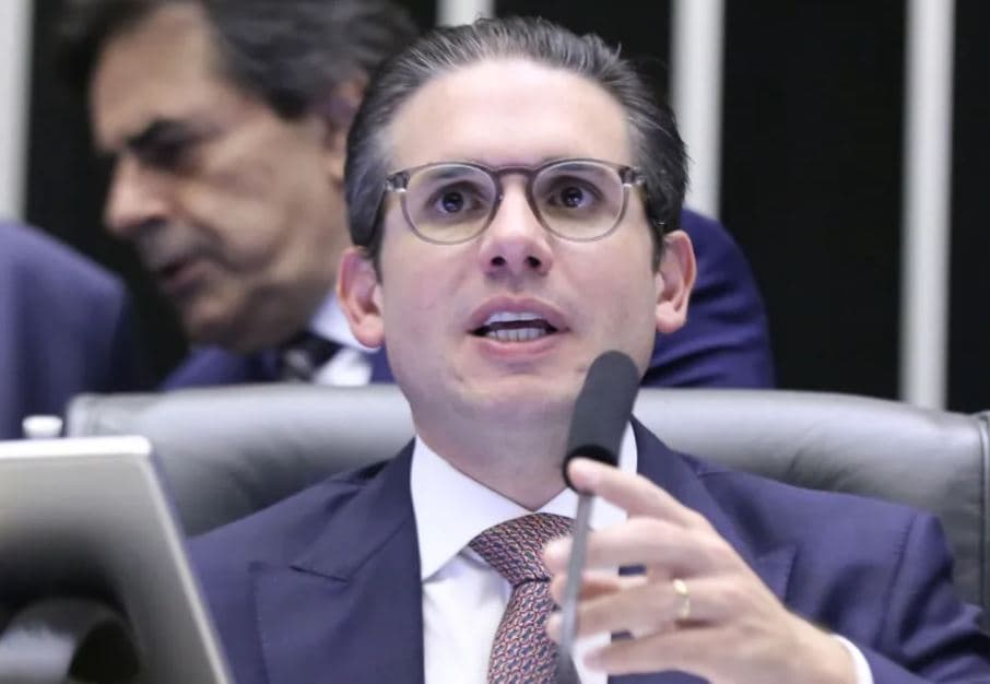 Caso Zambelli expõe impasse entre Câmara e STF e leva Hugo Motta a buscar saída jurídica