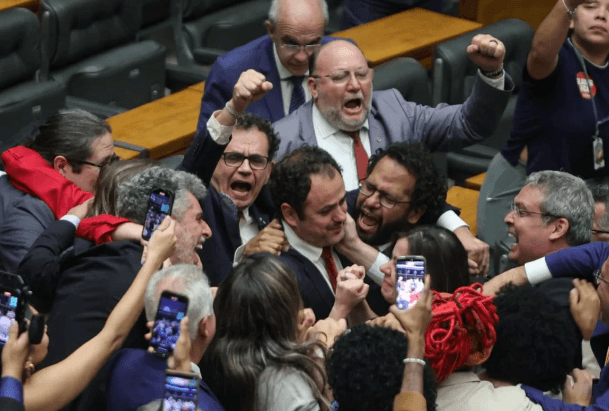 Ceciliano pressionou deputados com ameaça de cortar emendas para salvar Glauber