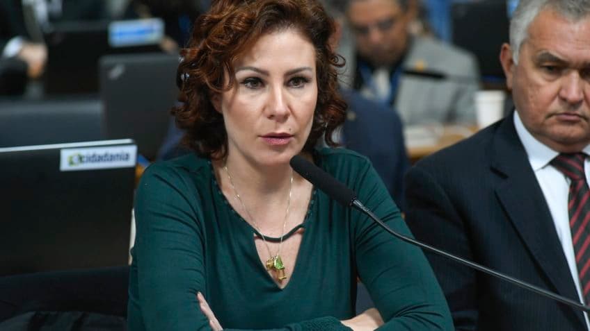 Câmara desafia decisão do STF e rejeita cassação de Carla Zambelli