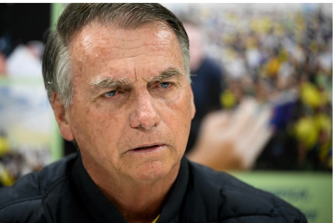 Médico de Bolsonaro diz que cirurgia do ex-presidente deve durar de 3 a 4 horas