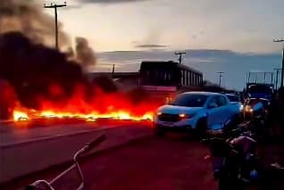 Sem água há mais de 45 dias, moradores fecham RN-015 em protesto em Baraúna