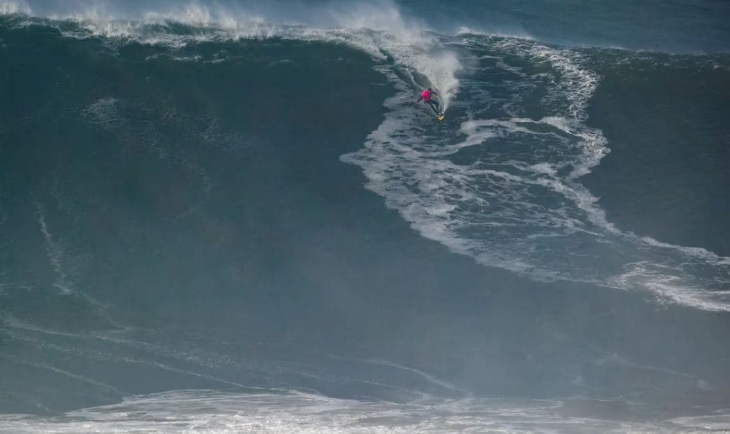 VÍDEO: Lucas Chumbo sobrevive a duas quedas e volta a ser campeão nas ondas gigantes de Nazaré, em Portugal