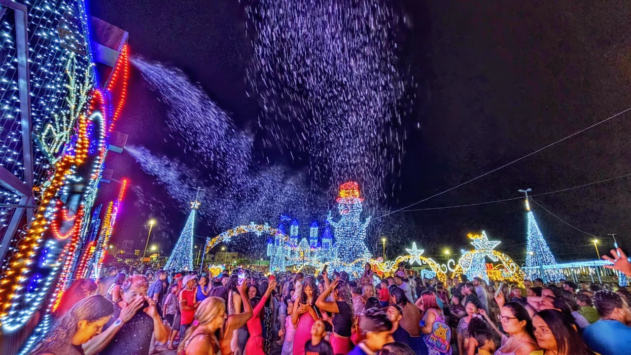 Iluminação natalina e neve artificial encantam população de São Gonçalo no dia da Emancipação Política
