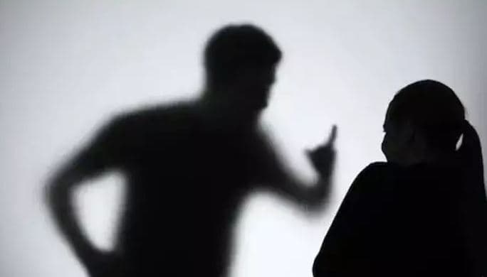 Dependência financeira silencia 6 em cada 10 vítimas de violência doméstica no Brasil, indica estudo