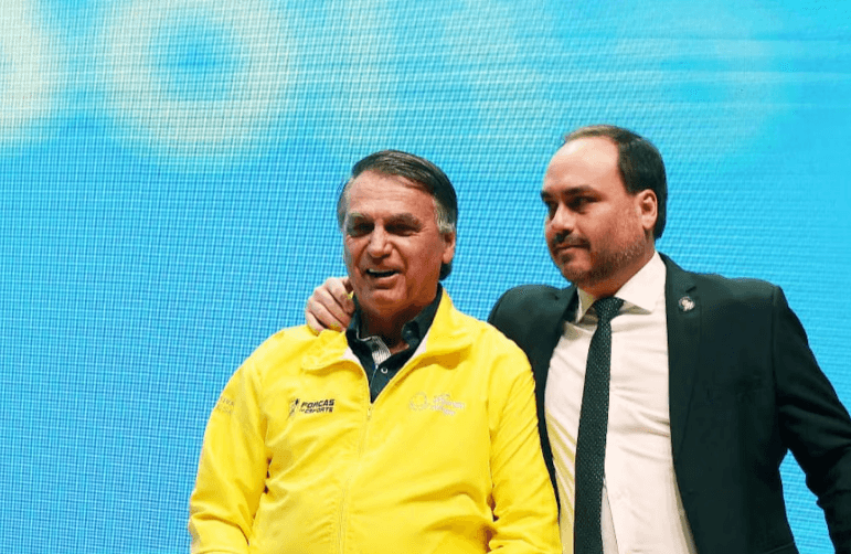 ‘Nem chefes do tráfico enfrentam isso’, diz Carlos Bolsonaro após STF liberar cirurgia do pai