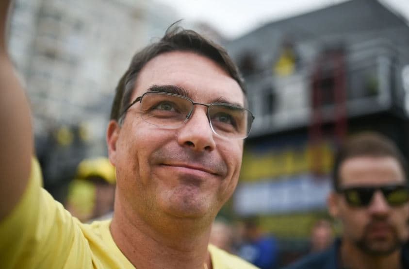 Flávio Bolsonaro confirma que será candidato à Presidência em 2026: "missão de dar continuidade ao nosso projeto de nação"