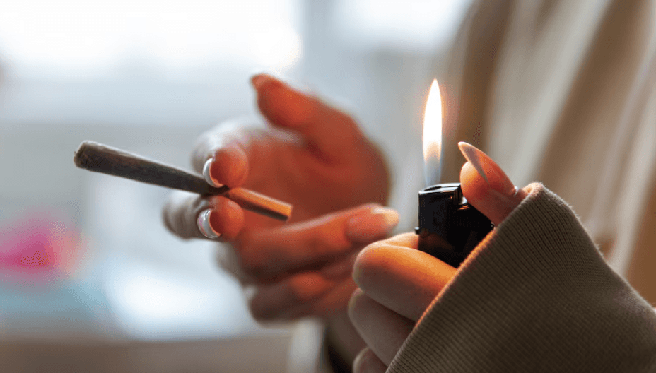 Consumo de cannabis triplicou entre meninas e mulheres no Brasil, aponta estudo