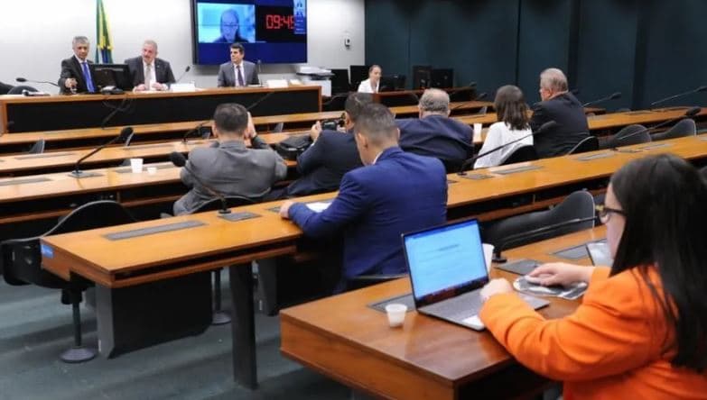 Comissão da Câmara dos Deputados aprova pena de até 40 anos para crime de "gerontocídio"