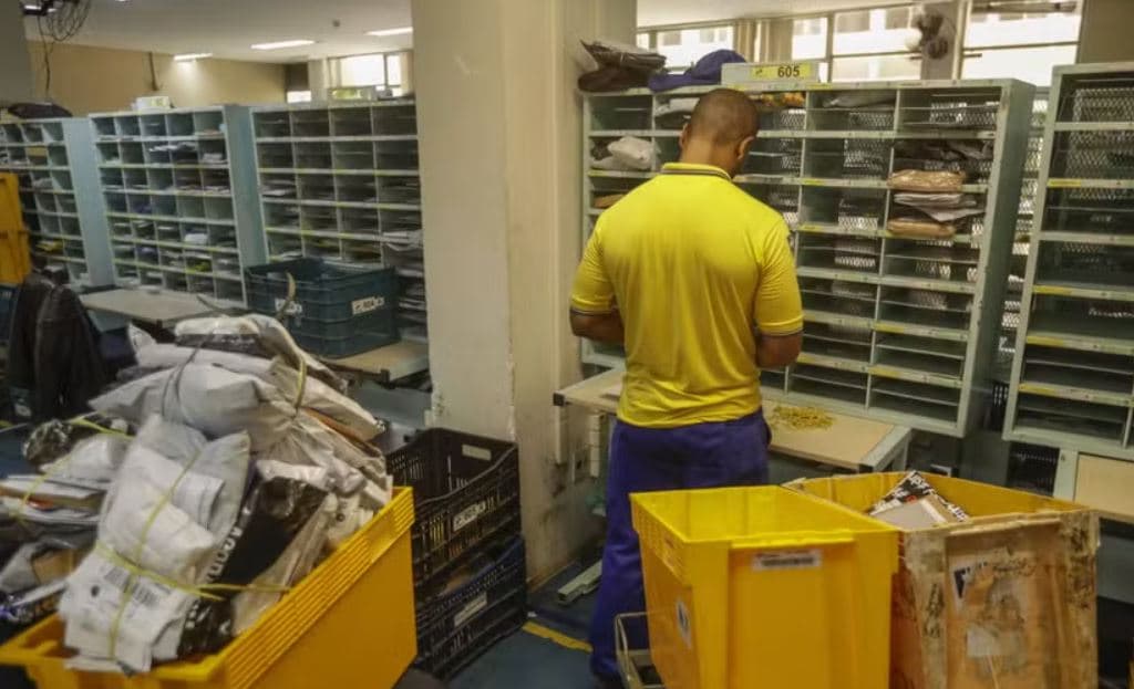 CORREIOS: Plano contra crise prevê corte de R$ 2 bilhões em gastos com pessoal, venda de imóveis e fechamento de mil agências