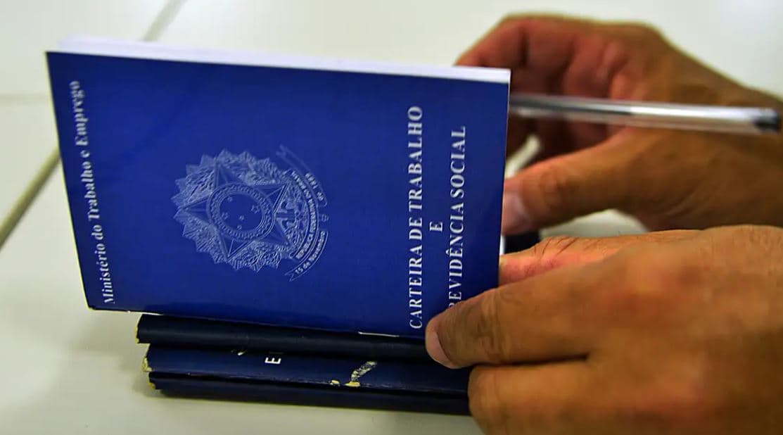 Desemprego cai a 5,2% e atinge menor nível desde 2012, diz IBGE