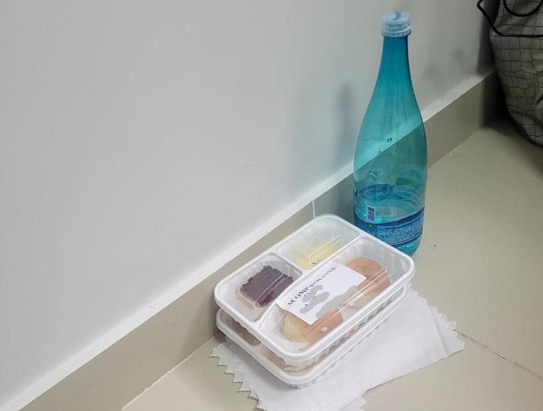 Idosa de 88 anos que passou por cirurgia após fratura no fêmur recebe comida no chão em hospital da Hapvida, denunciam familiares: "desrespeito"