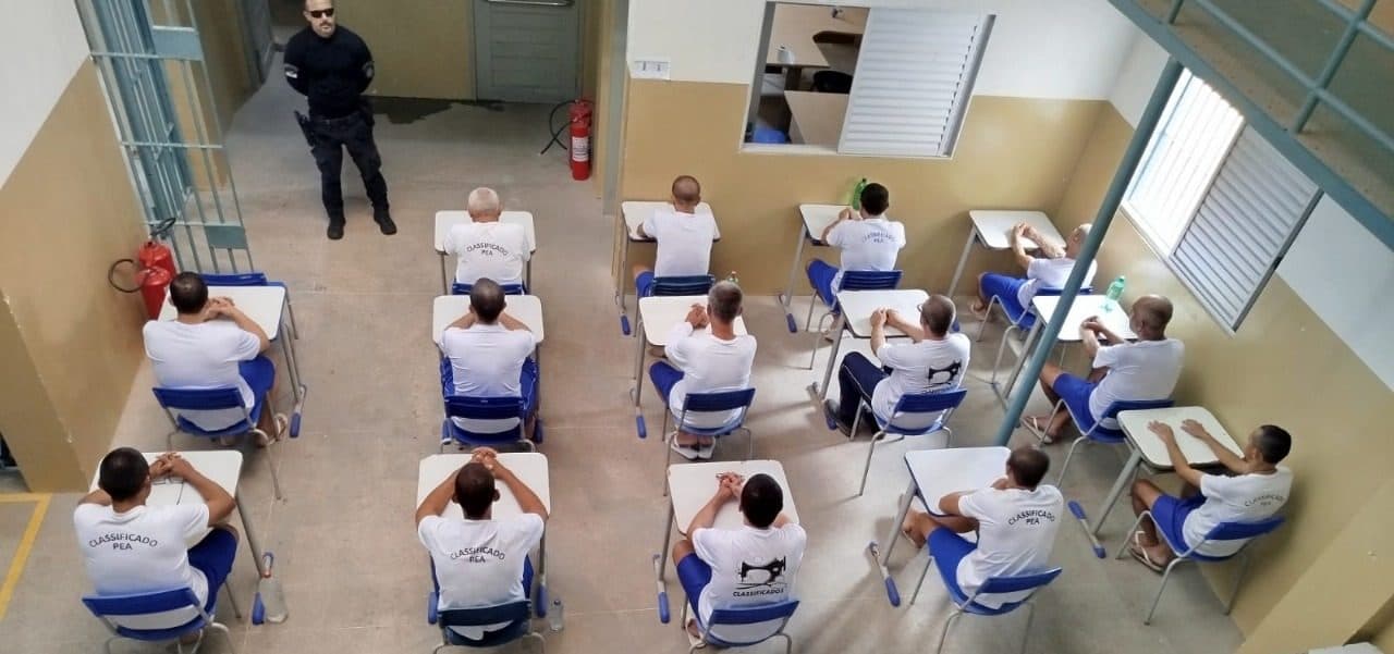 OPORTUNIDADE ATRÁS DAS GRADES: Mais de 2 mil presos do RN encaram ENEM dentro das celas