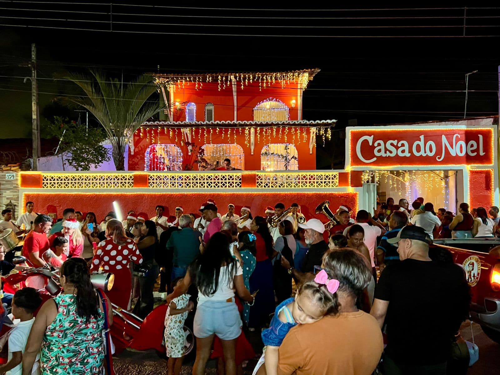 VÍDEO: Extremoz entra no clima do Natal com Casa do Papai Noel e iluminação especial em toda a cidade