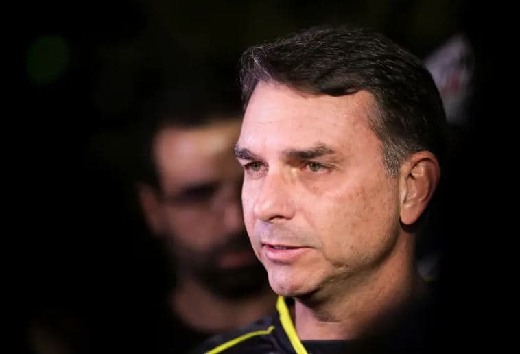 Flávio Bolsonaro cobra por apoio: “direita tem de vir comigo desde o início”