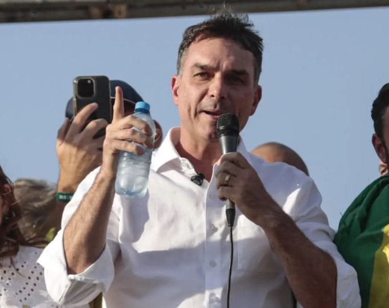 Sem ainda definir vice, Flávio Bolsonaro diz preferir uma mulher para a vaga