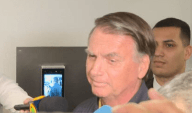 Equipe médica diz que ainda não é possível prever alta de Bolsonaro; entenda