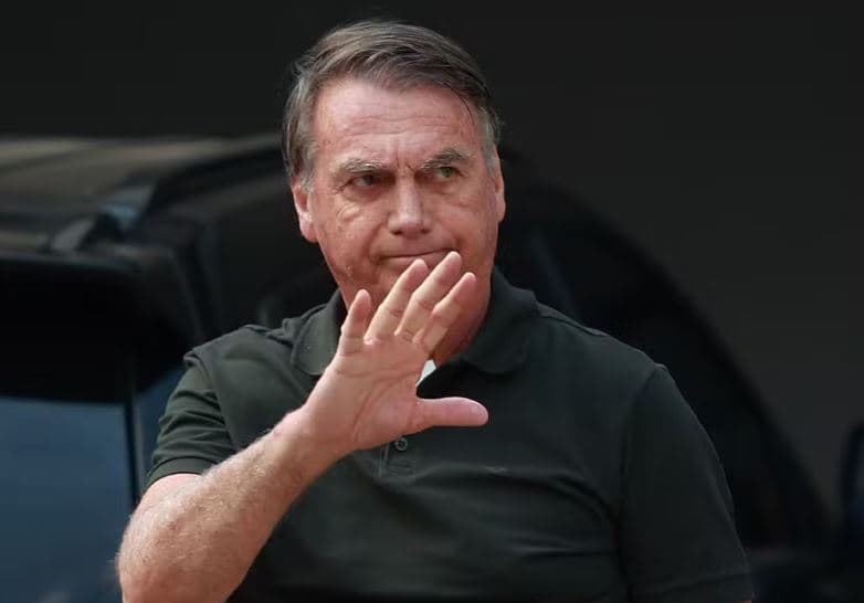 Bolsonaro volta a ter crise de soluços e fará novo procedimento nesta segunda-feira (29), dizem médicos em boletim