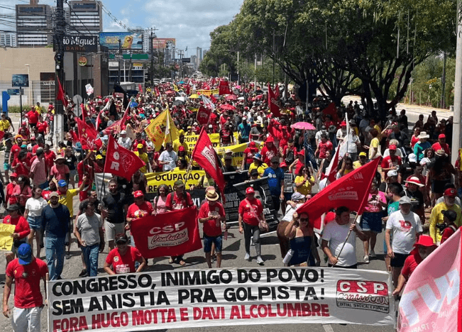 Manifestantes de esquerda em Natal protestam contra PL da Dosimetria