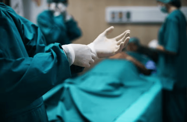 Mulher morre na Índia após falso ‘médico' embriagado realizar cirurgia assistindo a tutorial no YouTube