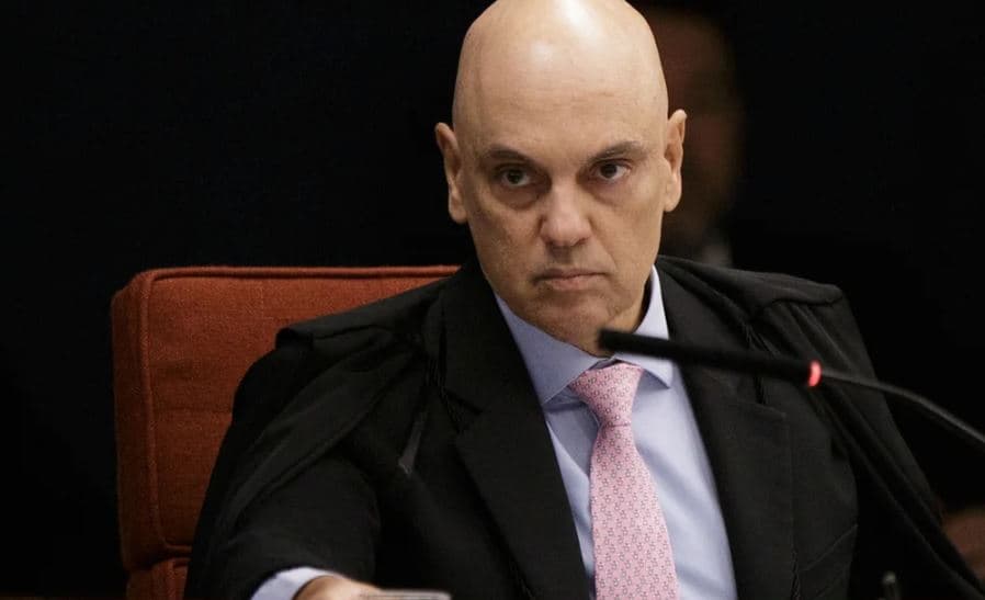 Moraes manda confiscar celular de cozinheira na casa de Bolsonaro
