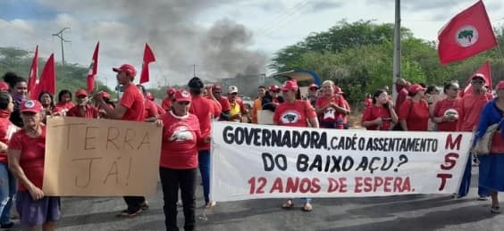 VÍDEO: MST trava BR-118 no Oeste cobrando assentamento parado há 12 anos