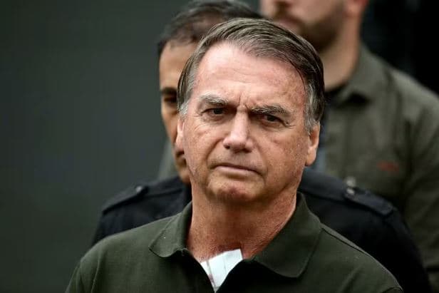 Bolsonaro passa por perícia médica na PF para avaliar estado de saúde e necessidade de cirurgia de urgência