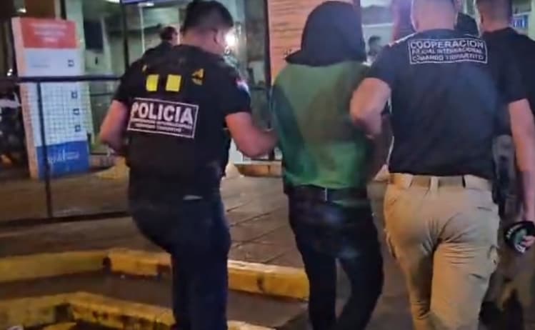 Escoltado e encapuzado, Silvinei Vasques é entregue às autoridades brasileiras