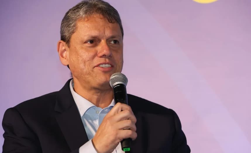 VÍDEO: Tarcísio fecha com Bolsonaro e promete apoio total a Flávio: "Lealdade é inegociável"