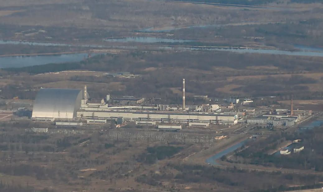Danificado por ataque russo de drone, escudo de proteção de Chernobyl perde capacidade de conter radiação