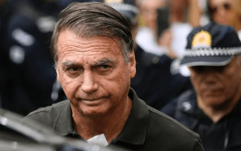 Bolsonaro completa 10 horas sem sair da PF após traumatismo craniano