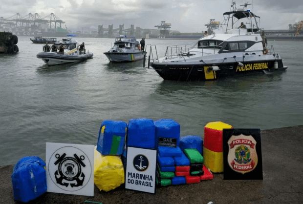 PF encontra 150 kg de cocaína do PCC escondidos no casco de navio no Porto de Santos