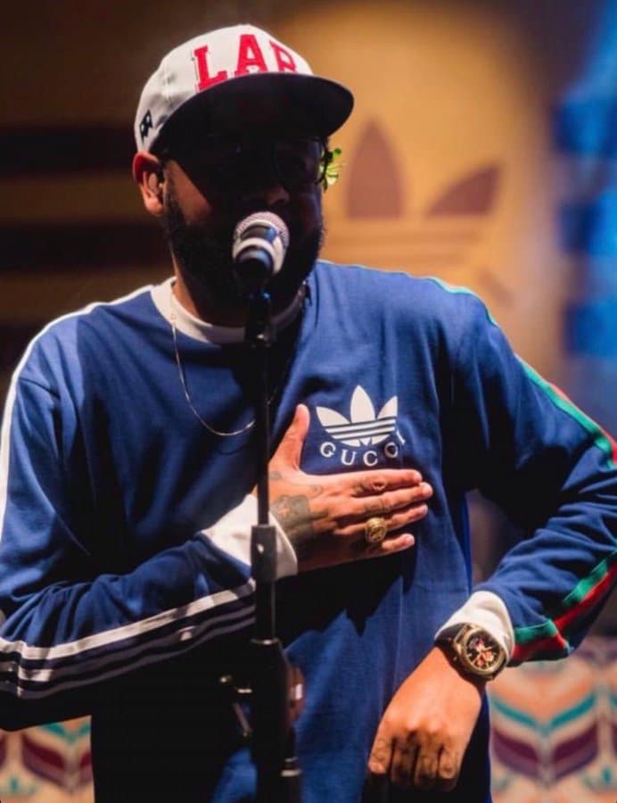“A burguesia fede”, diz Emicida em show com ingresso a R$ 1.000 e look de luxo