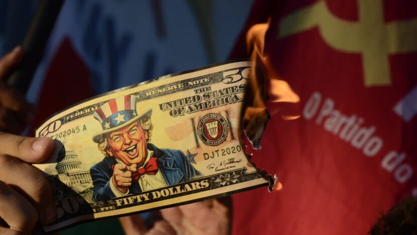 Manifestantes queimam notas falsas com rosto de Trump em ato por democracia em Natal