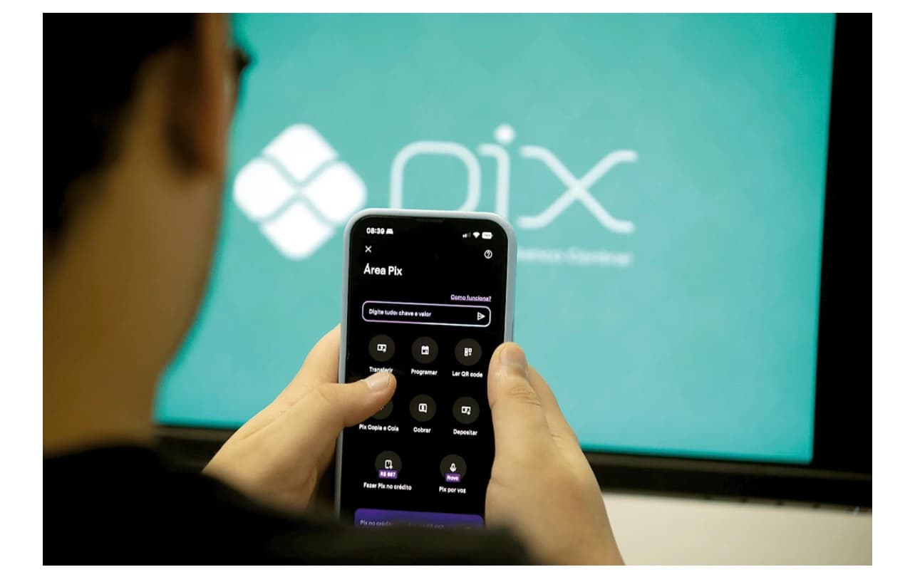 Receita Federal volta a negar taxação do Pix e alerta para golpes