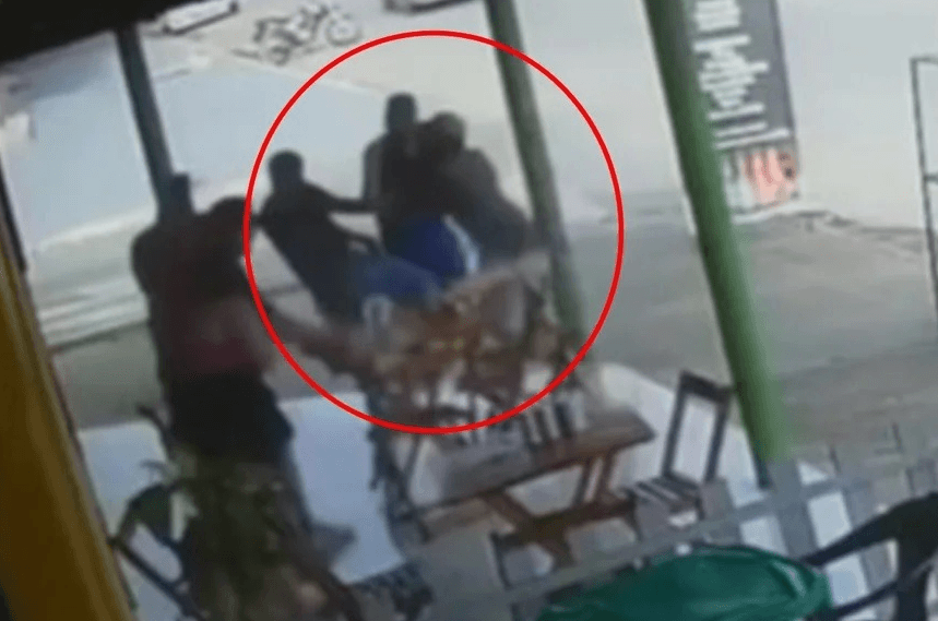 VÍDEO: Após agredir mulher, homem morre espancado por populares em distribuidora de bebidas