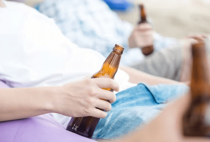 Como um dia de consumo excessivo de álcool já desencadeia rapidamente danos ao intestino e inflamação pelo corpo