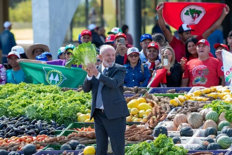 Lula prepara pacote de anúncios para agradar MST em encontro nacional