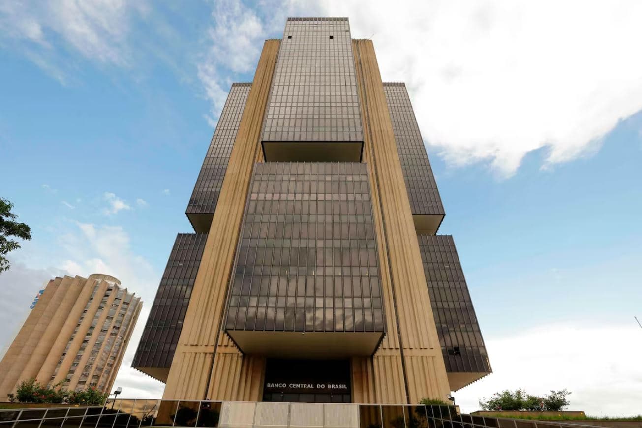 Administrador ligado ao grupo de Leo Dias fechou contratos com influenciadores e multa de R$ 800 mil citava iniciais de Vorcaro