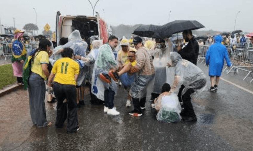 VÍDEO: Queda de raio fere dezenas em ato de Nikolas em Brasília