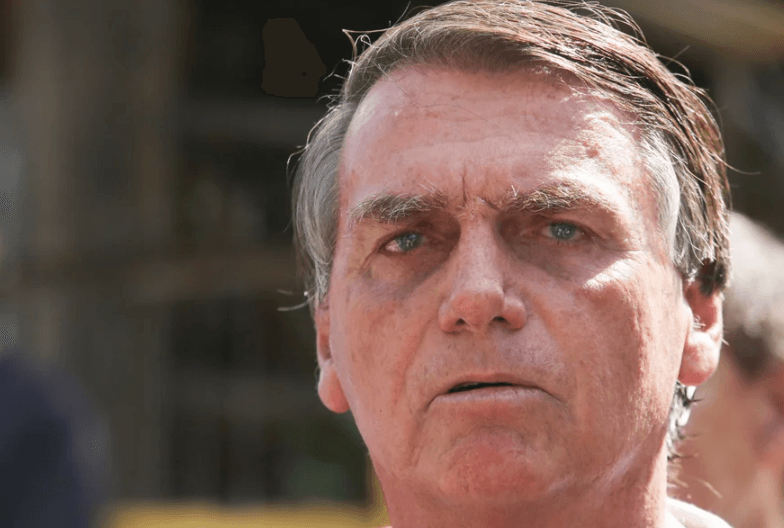 Bolsonaro teve ‘lesões superficiais cortantes no rosto e no pé' após cair da cama, aponta laudo da PF exigido por Moraes