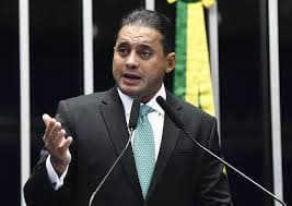 Mensagens do Careca do INSS indicam entrega de dinheiro a ex-assessor de senador: ‘Pegou encomenda’