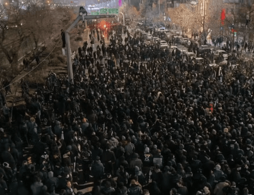 Regime iraniano reprime nova onda de protestos; mais de 2.300 são presos e pelo menos 65 foram mortos