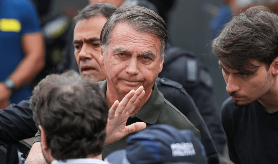 Moraes libera visitas permanentes de Flávio, Carlos e Renan a Bolsonaro