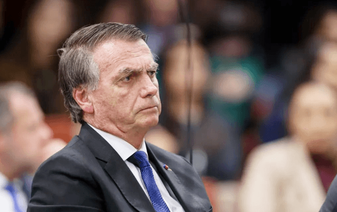 Bolsonaro pede autorização a Moraes para reduzir pena por meio da leitura de livros